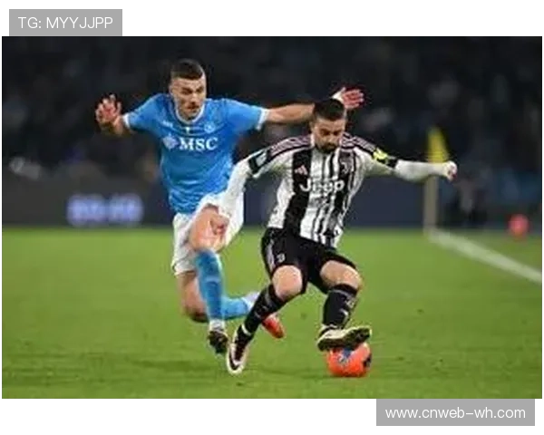 霍伊伦破门后拥抱队友,那不勒斯主场气势如虹 霍伊伦破门后拥抱队友,那不勒斯主场气势如虹