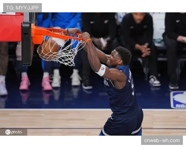 焦点瞬间：爱德华兹突破隔扣对手中锋，此球被多位媒体人评为赛季最佳扣篮。